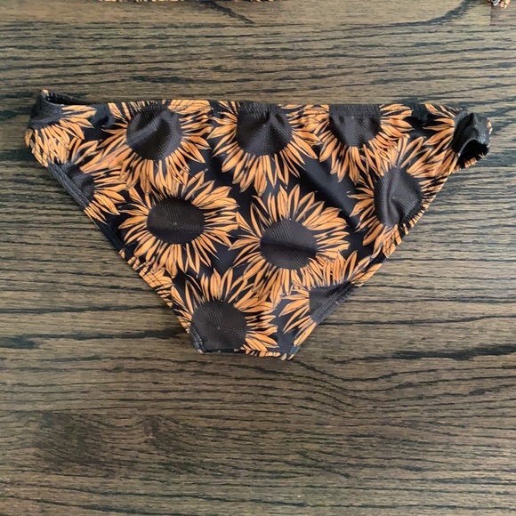 Liar the Label sunflower bikini set - Picture 4 of 5